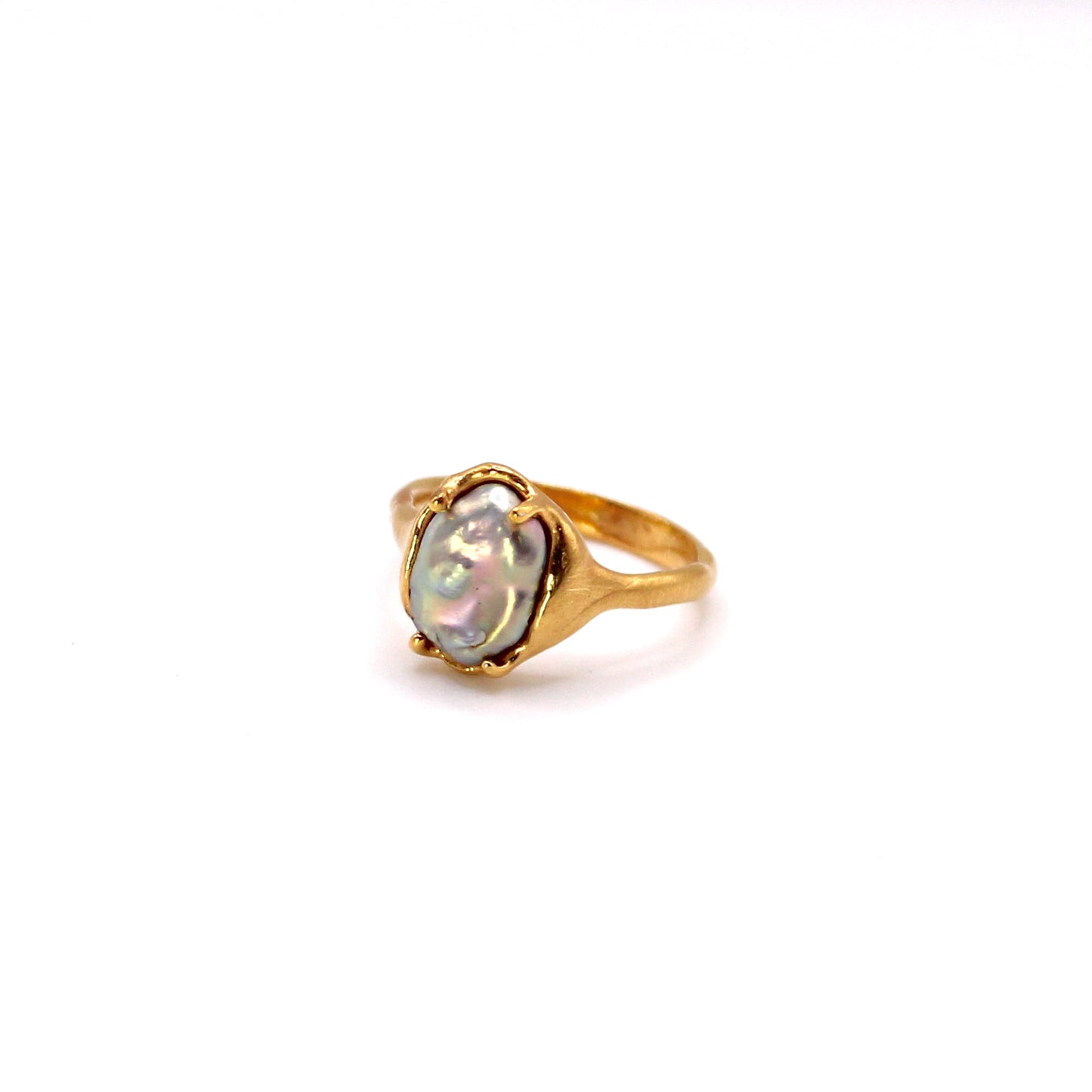 Handmade organic design ring with freshwater pearl, crafted in Lisbon. Minimalist, sculptural jewelry inspired by ocean waves