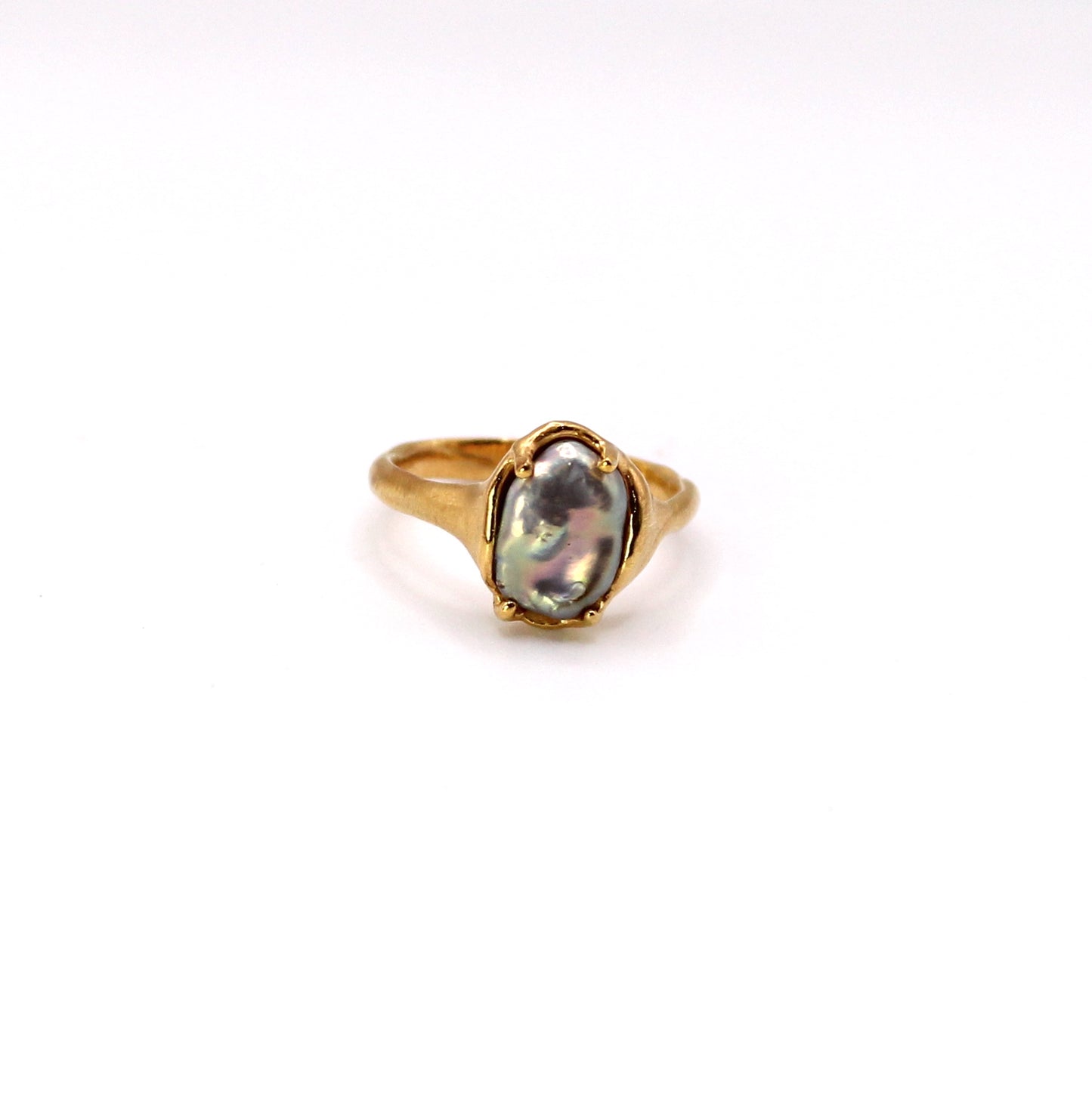 Handmade organic design ring with freshwater pearl, crafted in Lisbon. Minimalist, sculptural jewelry inspired by ocean waves